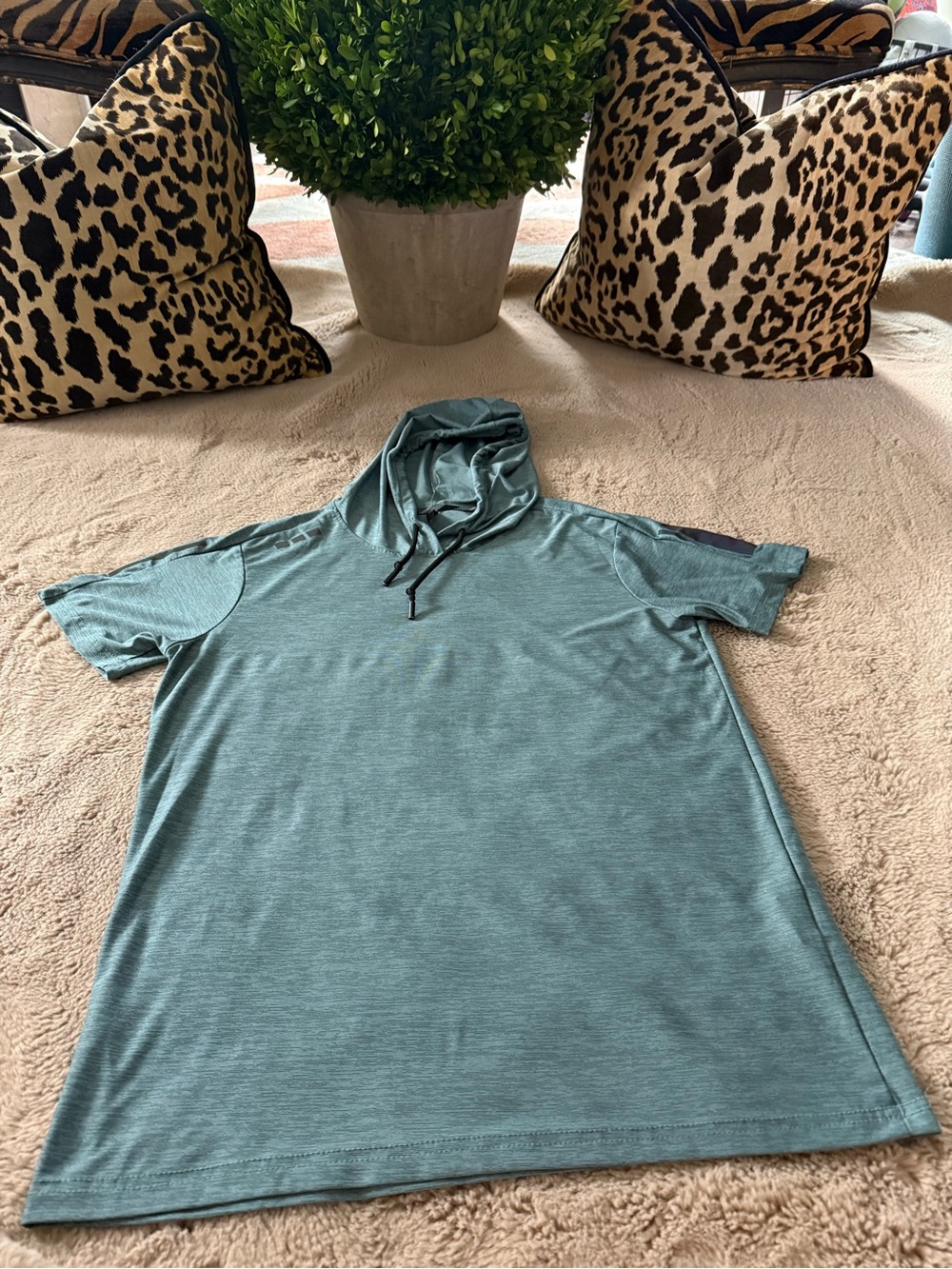 Men’s Med/Large Light Teal Short Sleeve Hoodie Tee like new